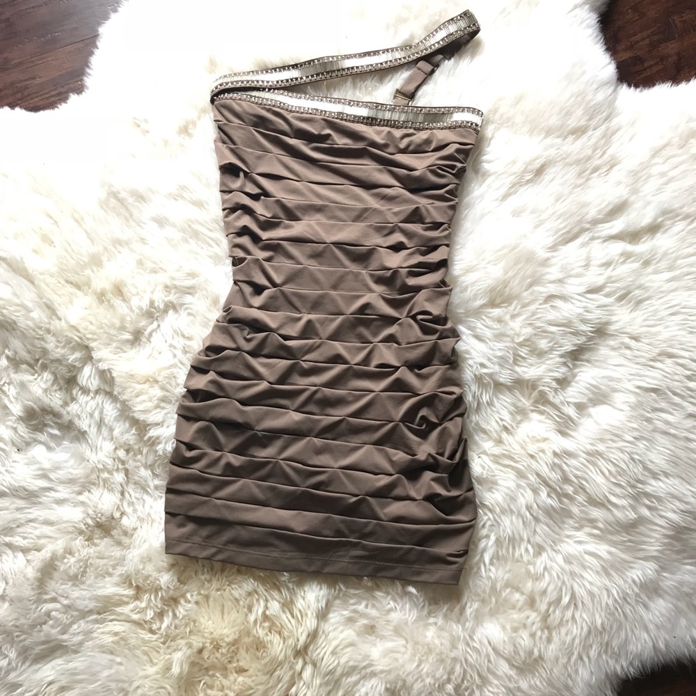 SOLD ✨Like New✨ Asymmetrical Shoulder Dress